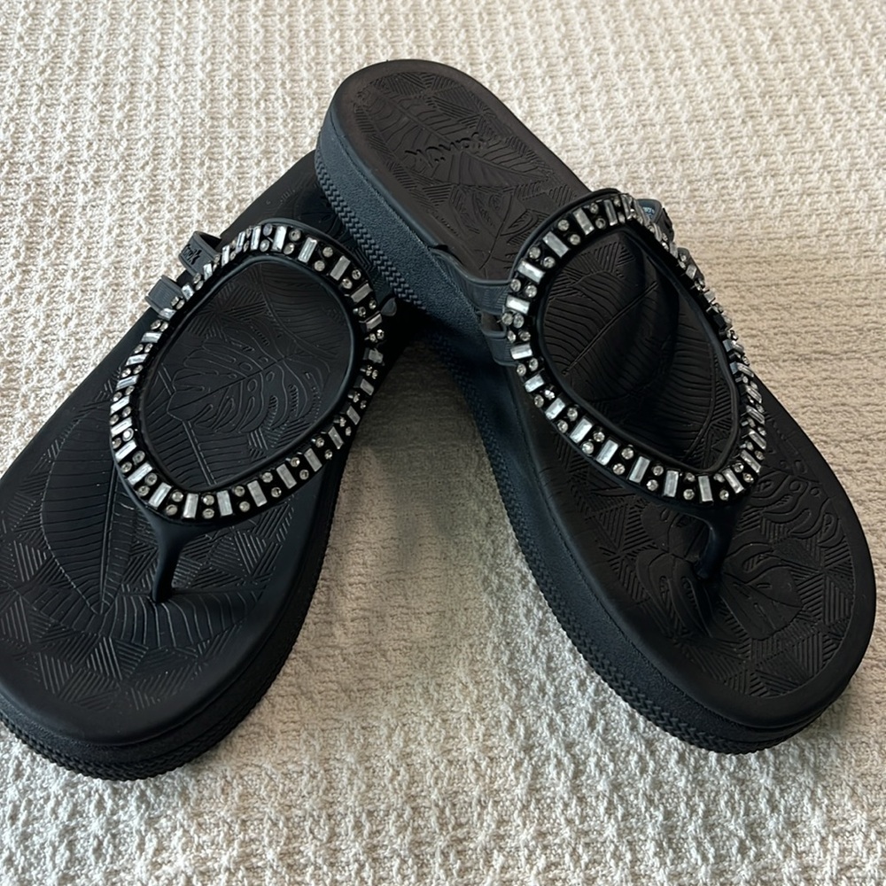 Sanuk black sandals with rhinestone circle design, measures 10.5" =Sanuk size 11